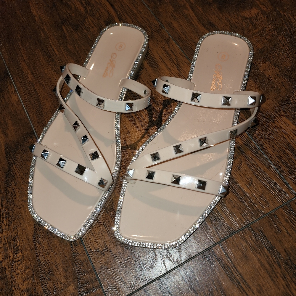 NEVER WORN Nude Sandals